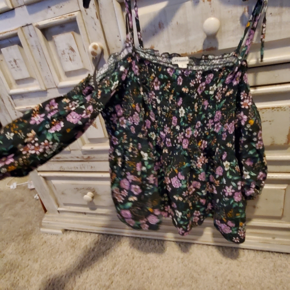 Cute off shoulder/tie